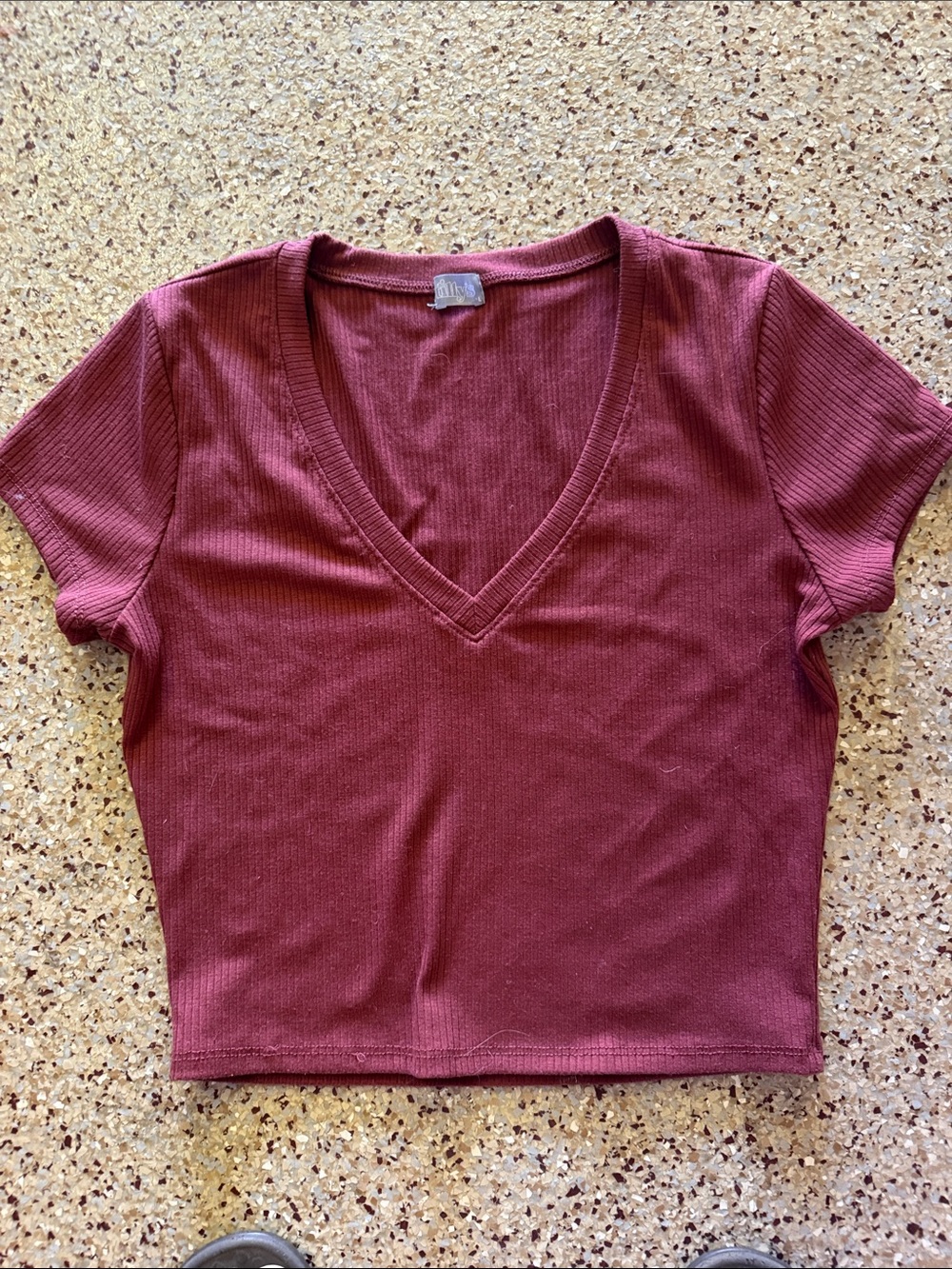 Tilly's ribbed maroon cropped v-neck shirt